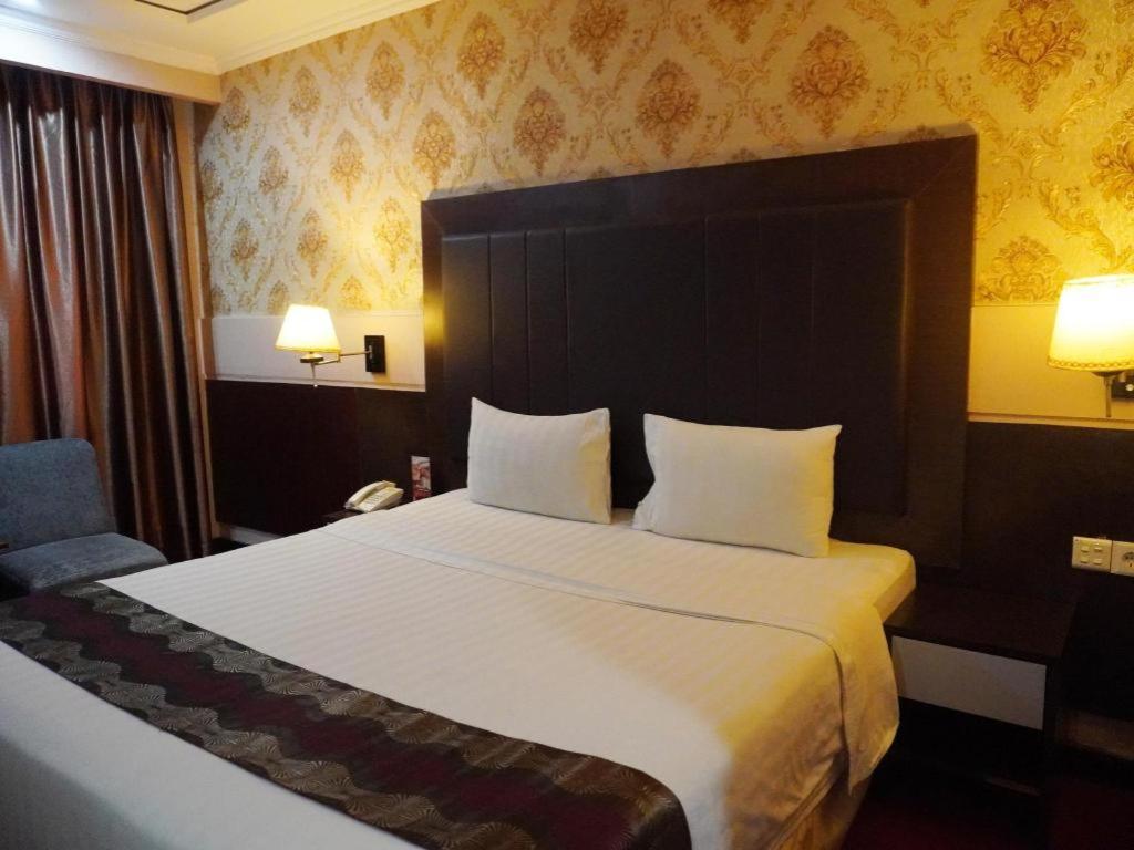 Grand Antares Hotel Medan Exteriör bild