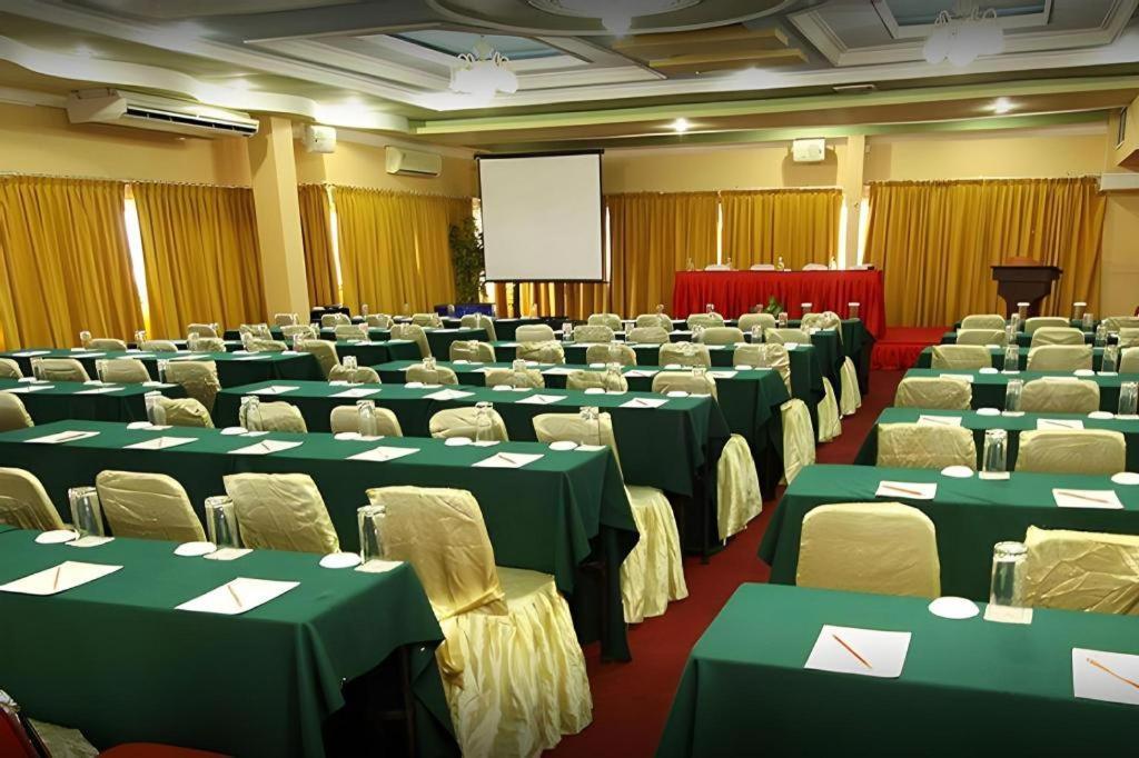 Grand Antares Hotel Medan Exteriör bild